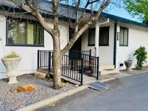 Family Friendly, 3 Bedroom House, with King Bed for up to 15 - BBQ - Internet - Jet Tub