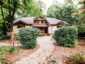 Ski Shuttle, Spacious Patio and Cozy Kitchen - Stunning Mountain Haven