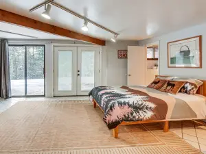 White Mountain Escape w/ Separate in-Law Suite!