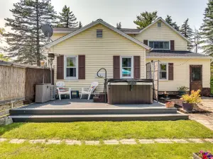 Walworth Home w/ Hot Tub - Near Golf Courses!