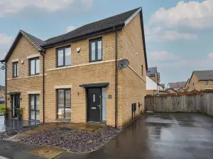 Modern Home with Garden, Corby