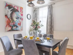 Lovely 3-Bed House in Gillingham