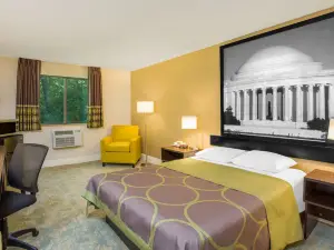 Super 8 by Wyndham Waldorf