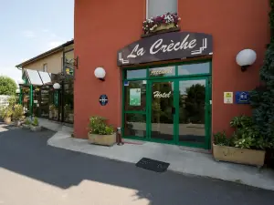 Hôtel-Restaurant La Crèche et sa piscine intérieure酒店及其室內泳池