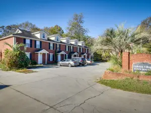 Quaint Orangeburg Townhome Near Hospitals and Campus