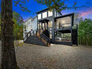 ☆ Luxury Escape ☆ 3 Story Cabin ☆ 3 Decks ☆ Hot Tub ☆ Game Room ☆ Playground