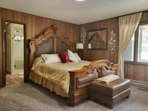 Sleeps 14+ spacious home overlooking Heise.