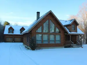 Cozy Family-friendly Log Cabin With 25ft Interior Fireplace + Modern Amenities.