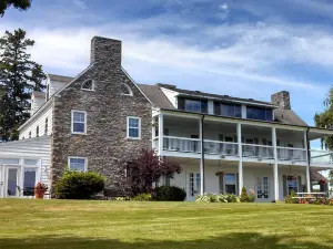 Valcour Inn & Boathouse