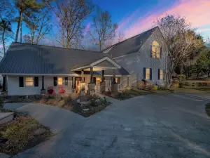 Stunning Lakefront Sanctuary: Your Perfect Getaway