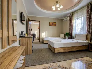 Kausar Hotel