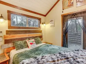 On-site Trails + Furnished Deck: Monteagle Escape!