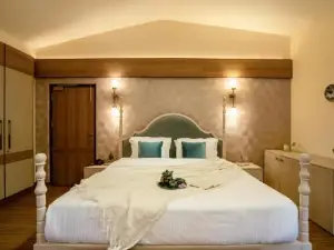 Elivaas 6 BHK Farmstay with Pvt Pool & Garden - ESH
