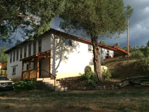 Mountain Cabin Retreat FAST WiFi, Ski Sipapu,Hike, Hunt,Fish,Art, Taos, Santa Fe