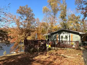 House on Lake Malone 200ft waterfront No Cleaning/Pet fees Across from Marina