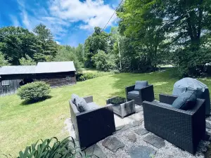 Beautiful Secluded Maple Corner Cottage Near Curtis Pond! Ski, Swim, Hike, Bike!
