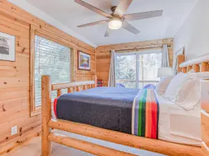 Fantastic river cabin near Mount Hood with private hot tub, firepit, & gas grill