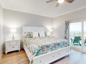 Beautiful beach house with WiFi, Gulf view, central AC, washer/dryer - dogs OK