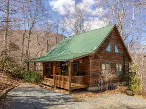 Spacious Cabin with Game Room and Fire Ring - Stunning Timber Lodge
