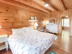 Secluded Retreat - Lake Access, Hot Tub, Foosball