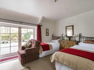 Deluxe Holiday Home in Ceredigion with Garden