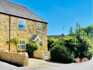 Cotswold Chic Retreats "Cloud Nine" 5 Star Chipping Campden-Parking-Garden