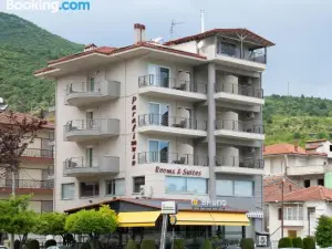 Paralimnio Suites