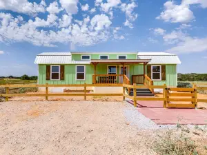 Cozy Texas Retreat w/ Covered Deck & Private Pond!