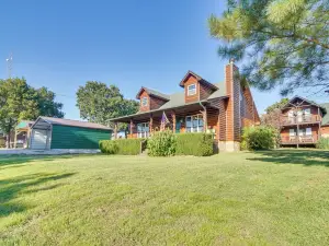 Incredible Log Home: 1 Mile from Lake Tenkiller