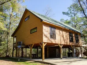 Family friendly cabin with an exclusive view of a waterfall on the Okatoma River