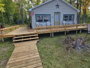 Twin Lakes Cottage on Lake Roland