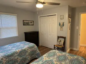 Pet-friendly home in Palestine with Fenced Yard!Weekly and monthly discounts!
