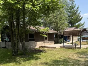 Perfect place for your next stay: Vintage cabin, quiet lake, and a classic sauna