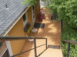 Heck-Of-A-Deck Lakehouse with Sunsets, and Kayaks, too!