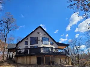A fairytale like Cottage tucked in the woods: hot tub/wi-fi/game room/firepit!