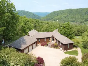 Breathtaking Mountain Views 5 min to Omni Homestead Resort!
