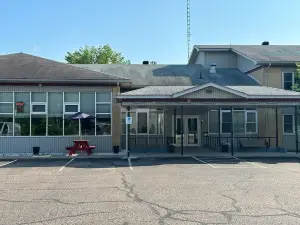 Bear's Den Lounge and Motel
