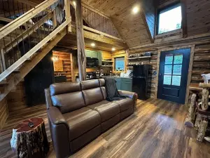 Bear Bottom Cabin! HUGE POND AND HOT TUB, KAYAKE, PADDLE BOAT, AND PADDLE BOARD!