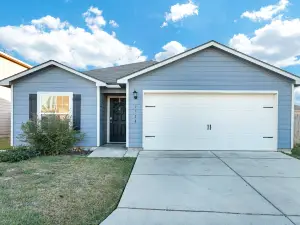 Music-Themed Retreat with Cozy Patio and Fire Pit - Charming Oasis