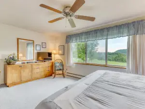 Townhouse-style condo on golf course w/ open living room and balcony
