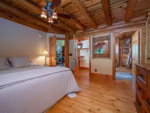 Tranquil Lakeside Retreat - Hot Tub, Private Dock, WiFi