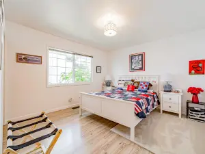 Welcoming beach escape near shopping & dining with fast WiFi, central AC & W/D