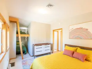 Private Disc Golf Course and Saltwater Hot Tub - Gorgeous Tranquil Retreat