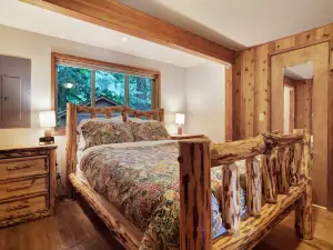 Riverfront cabin with soaring views of mountains & woodstove - dog-friendly