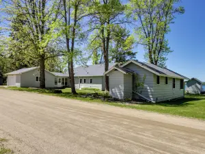 Hackensack Waterfront Retreat on Tenmile Lake