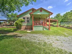 Charming Hilltop Cottage in Medicine Park!