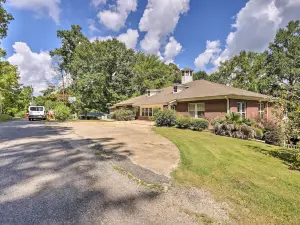 'The B Haus' Lakefront Retreat w/ Boat Ramp!