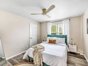 Close to Winery and Minutes to Crescent Beach - Charming Retreat