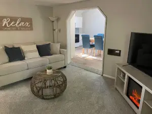 Charming & Updated 2-bedroom cottage with Private Beach Access 5 min walk, Grill