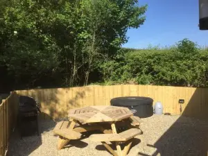 Romantic Getaway Luxury Wooden Cabin with Private Hot Tub and BBQ